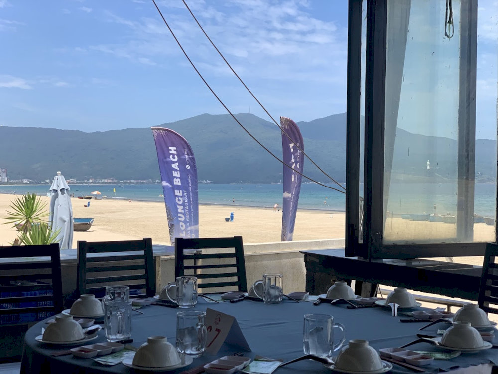 4U Seafood Restaurant offers a stunning, unobstructed view of My Khe Beach, perfect for a scenic and unforgettable dining experience
